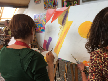 Samen met collega's een schildeij schilderen tijdens een teambuilding op het atelier in Gent