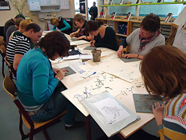 Workshop linosnede op t-shirt met textielverf, de tekening wordt op het linoleum gezet, wordt in spiegelbeeld afgedrukt op t-shirt met textielverf, als je tekst gebruikt moet de tekst in spiegelbeeld op het linoleum