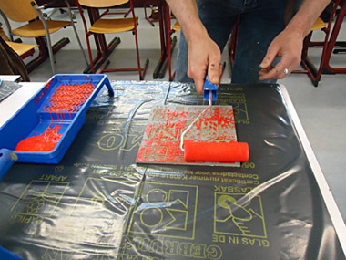 Workshop linosnede op t-shirt met textielverf, de tekening wordt op het linoleum gezet, wordt in spiegelbeeld afgedrukt op t-shirt met textielverf, als je tekst gebruikt moet de tekst in spiegelbeeld op het linoleum