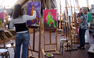 Workshop naaktmodel in de uiterwaarden van de Rijn schilderen naar naaktmodel, een aantal deelnemers zijn druk bezig goed naar het model te kijken en dit om te zetten naar een doek met acryl verf