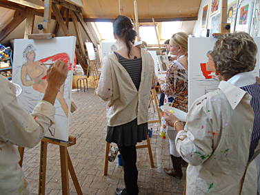 Workshop naaktmodel schilderen tijdens een vrijgezellenfeest op mijn atelier in de steenfabriek in de uiterwaarden van Wageningen, vrouwen schilderen een mannelijk naaktmodel