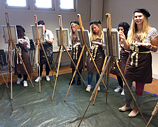 Naaktmodel schilderen tijdens vrijgezellenfeest in Leuven, België