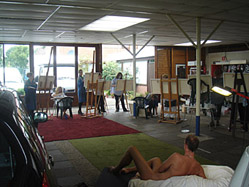 workshop naaktmodel op lokatie in een garage in België