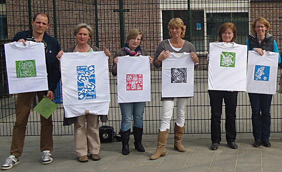 Workshop linosnede op t-shirt met textielverf, de tekening wordt op het linoleum gezet, wordt in spiegelbeeld afgedrukt op t-shirt met textielverf, als je tekst gebruikt moet de tekst in spiegelbeeld op het linoleum