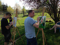 Workshop vrouwelijk naaktmodel met vrienden in de open lucht in de Ardennen in België